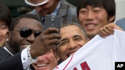 Presiden Obama selfie dengan atlet baseball Boston Red Sox David Ortiz. 