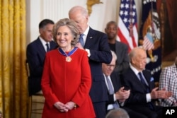 Presiden Joe Biden memberikan Presidential Medal of Freedom, penghargaan sipil tertinggi di Amerika, kepada mantan Menlu Hillary Clinton di Gedung Putih, Sabtu (4/1).