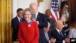 Presidenti Biden duke i dhënë Medaljen Presidenciale të Lirisë, ish-sekretares së Shtetit, Hillary Clinton (4 janar 2025)