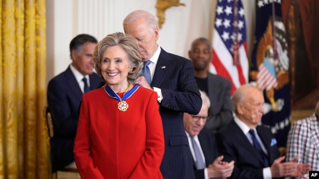 Presidenti Biden duke i dhënë Medaljen Presidenciale të Lirisë, ish-sekretares së Shtetit, Hillary Clinton (4 janar 2025)