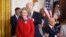 Tổng thống Joe Biden trao tặng Huân chương Tự do Tổng thống cho bà Hillary Clinton.