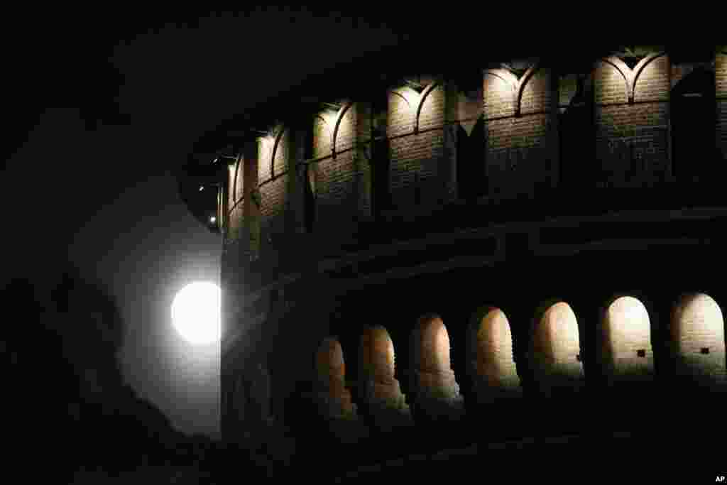 La luna llena, vista a un costado del Castillo Sforzesco, en Milán, Italia, el 13 de julio de 2022. A esta luna se le llama Luna de Ciervo o superluna.&nbsp;