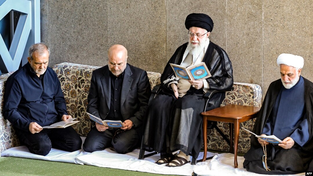 Lãnh tụ tối cao Iran Ayatollah Ali Khamenei (thứ 2, phải), Tổng thống Masoud Pezeshkian (trái), Chủ tịch Quốc hội Mohammad Bagher Ghalibaf (thứ 2, trái) và Chánh án Tòa án Mohsen Ejeie (phải) trong buổi cầu nguyện trưa 4/10/2024 tại một nhà thờ Hồi giáo ở Tehran.