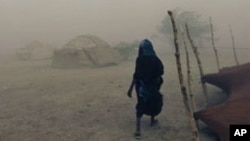 Une femme touareg marche sous une tempête de sable à Ingal, Niger, le 18 septembre 2011