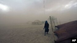 Femme touareg dans une tempête de sable à Ingal, Niger (Archives)