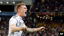 L'Allemand Toni Kroos jubile après avoir marqué le deuxième but de son équipe lors du match du groupe F contre la Suède lors de la Coupe du monde 2018 au Fisht Stadium à Sotchi, Russie, 23 juin 2018.