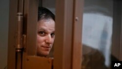 El reportero del Wall Street Journal Evan Gershkovich, en una jaula de vidrio en una sala del tribunal de la ciudad de Moscú, en Moscú, Rusia, el 18 de abril de 2023.