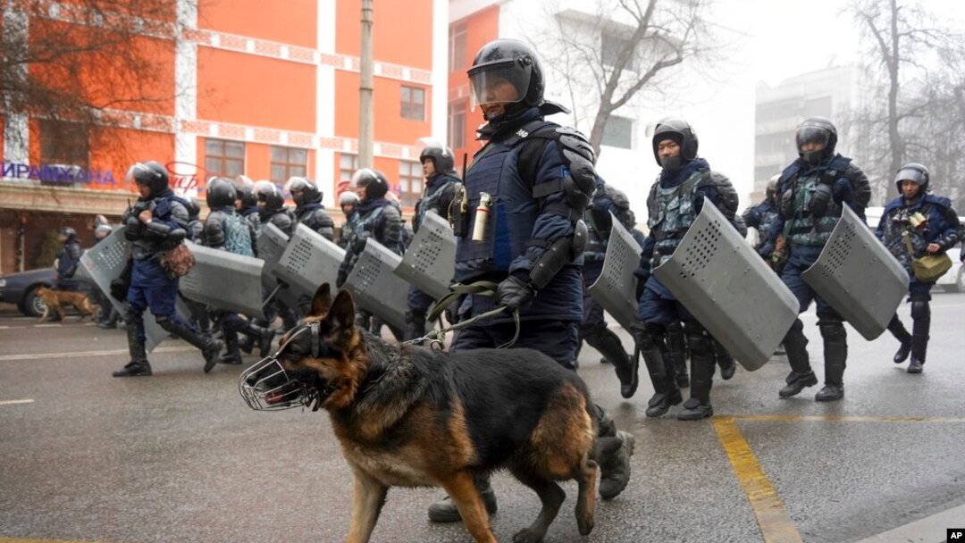 Policija za razbijanje demonstracija u Almatiju, 5. januara 2022.