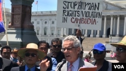 Anggota Kongres AS Alan Lowenthal ​berbicara kepada demonstran Amerika keturunan Kamboja yang mendesak intervensi AS atas pelanggaran HAM di Kamboja, di Washington, DC (10/6). 