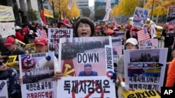 Manifestantes protestan en Seúl, Corea del Sur, por las noticias de soldados norcoreanos combatiendo en Ucrania junto a las tropas rusas, el 15 de noviembre de 2024.