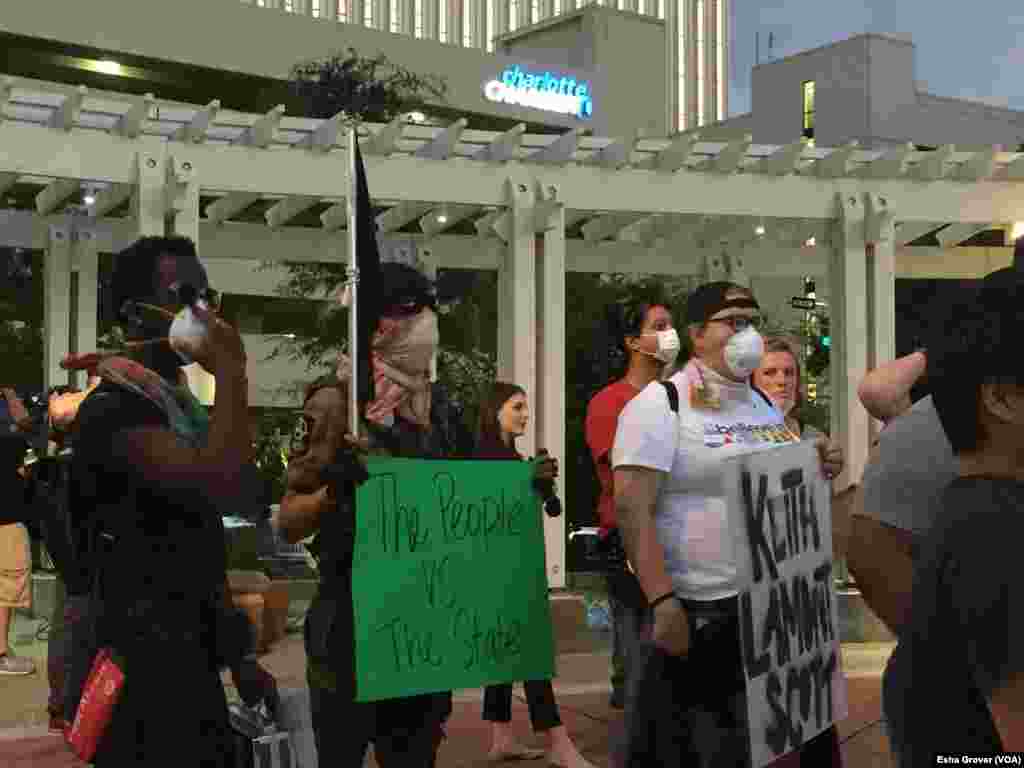 Protestors wear masks in preparation that law enforcement will use tear gas during protests in Charlotte, North Carolina, Sept. 22, 2016. Demonstrators gathered for a third night in Charlotte, following the police shooting death on Tuesday of Keith Lamont