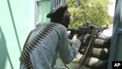 A Somali government soldier takes aim during clashes with Islamist insurgents in southern Mogadishu's Taleh neighborhood, Somalia, 15 Oct 2010.