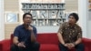 Peneliti di Indonesia Corruption Watch (ICW) Kurnia Ramadhana (kiri) dan Gulfino Guevarrato dari Divisi Advokasi FITRA (kanan) dalam jumpa pers di kantor ICW, Rabu, 9 Oktober 2019. (Foto: VOA/Fathiyah)