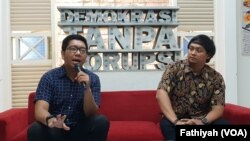 Peneliti di Indonesia Corruption Watch (ICW) Kurnia Ramadhana (kiri) dan Gulfino Guevarrato dari Divisi Advokasi FITRA (kanan) dalam jumpa pers di kantor ICW, Rabu, 9 Oktober 2019. (Foto: VOA/Fathiyah)