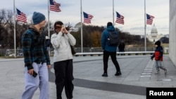 Visitantes caminan por el Monumento a George Washigton en un día frío en la capital de EEUU el 2 de enero de 2025.