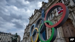 ARCHIVO - Los anillos olímpicos se ven frente al Ayuntamiento de París, en París, el 30 de abril de 2023.
