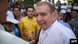 El candidato presidencial de la oposición venezolana, Edmundo González Urrutia, saluda a simpatizantes a su llegada a un acto político en Caracas el 13 de junio de 2024.