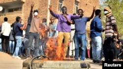 Des manifestants soudanais brûlent un pneu lors de manifestations anti-gouvernementales à Khartoum, au Soudan, le 17 janvier 2019.