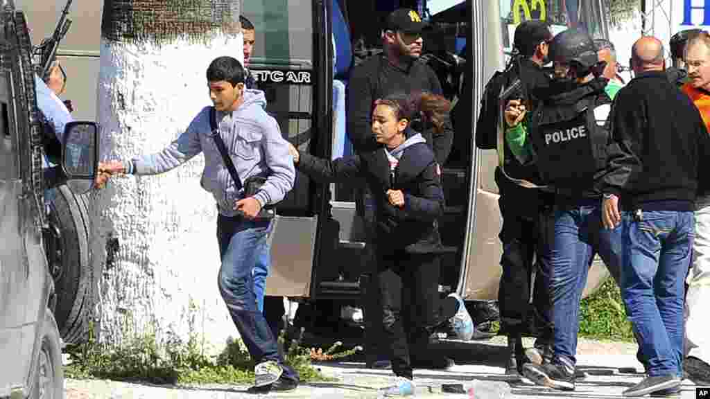 Des touristes et des visiteurs du musée national du Bardo sont évacués à Tunis, mercredi 18 mars, 2015 à Tunis, Tunisie. Des hommes armés ont ouvert le feu dans un musée de premier plan dans la capitale de la Tunisie, tuant 19 personnes, dont 17 touristes.