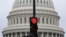 Lampu lalu lintas terlihat di depan Gedung US Capitol saat penutupan pemerintahan terjadi di Washington, DC, pada 28 September 2023. (Foto: AFP)
