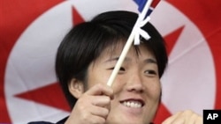 31일 영국 맨체스터에서 벌어진 런던 올림픽 여자 축구 조별리그 미국-북한 전에서 북한 팀을 응원하는 관객.