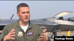 미국의 스텔스 전투기 F-22 2대가 성남 서울공항에서 20~25일 열리는 '서울 국제 항공우주 및 방위산업 전시회'(서울 ADEX)에 참가힌 가운데, 19일 시범 비행을 펼쳤다.