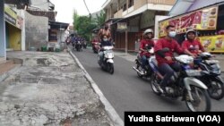 Konvoi warga di Solo usai penghitungan suara di pemilihan wali kota Solo, Rabu, 9 Desember 2020. (Foto: Yudha Satriawan/VOA)