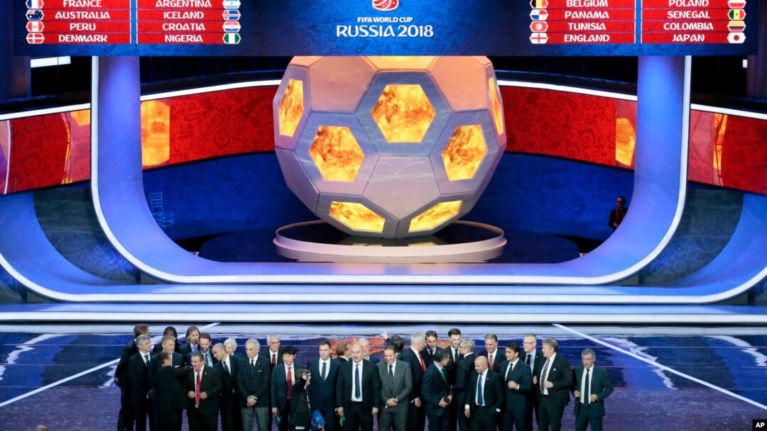 Para pelatih tim yang masuk kualifikasi final Piala Dunia 2018 berfoto pada akhir acara penarikan undian di Moscow, 1 Desember 2017.
