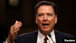 Direktur FBI yang dipecat, James Comey, memberikan kesaksian di hadapan Komite Intelijen Senat AS, Kamis (8/6).