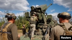 Ուկրաինացի զինծառայողները Դոնեցկի մարզում պատրաստվում են ինքնագնաց հաուբից կրակել ռուսական զորքերի ուղղությամբ