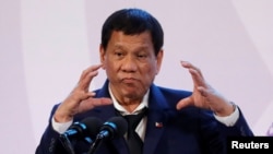 Presiden Filipina Rodrigo Duterte pada saat berbicara di konferensi pers, di sela-sela KTT ASEAN di Pasay, metro Manila, Filipina, 14 November 2017. Duterte telah mengakhiri pembicaraan damai dengan pemberontak Maois.