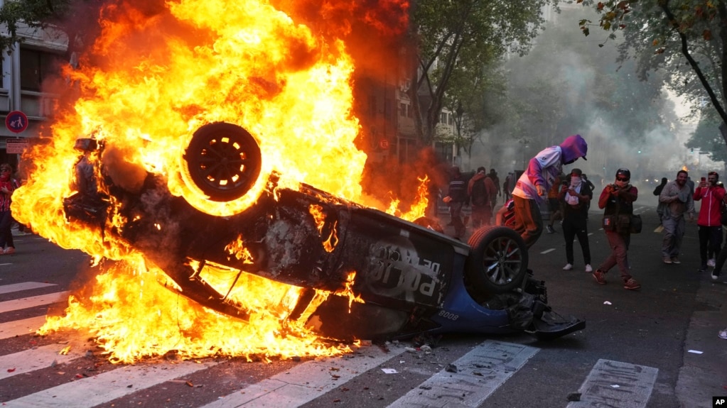 Jubilados, hinchas de fútbol protestan contra los ajustes de Milei, choques en las calles