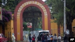Archivo - Una familia acompaña el féretro de un familiar para ser sepultado en el área de COVID-19 del Cementerio La Verbena en Ciudad de Guatemala, Guatemala, el 29 de julio de 2020.
