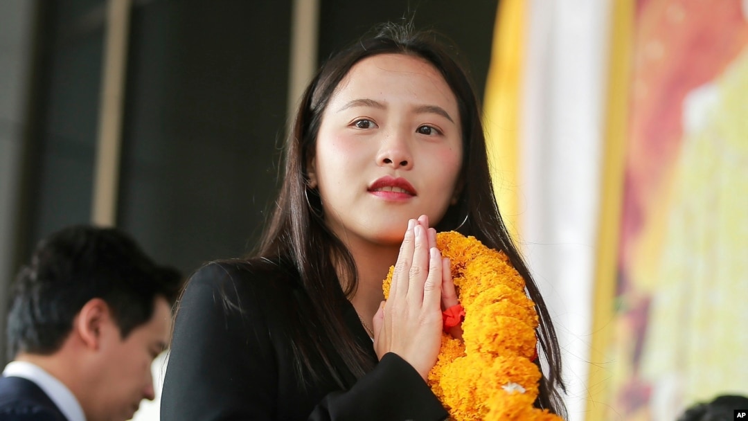 รักชนก ศรีนอก ส.ส.พรรคก้าวไกล เดินทางมาถึงศาลอาญา ที่กรุงเทพฯ ประเทศไทย 13 ธ.ค. 2023 หลังจากศาลอาญาตัดสินจำคุก 6 ปี ส.ส.หญิงรายนี้ ฐานหมิ่นสถาบันและพ.ร.บ.คอมพิวเตอร์ (เอพี)