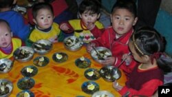 북한 탁아소의 점심시간 (자료사진)