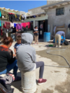 Inmigrantes aguardan sentados en el patio del refugio El Buen Samaritano, en Ciudad Juárez, México, su hogar durante la larga espera, en ocasiones, ya de años.