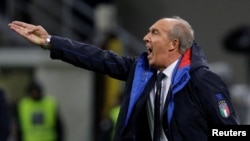 Pelatih Tim Sepak Bola Nasional Italia, Gian Piero Ventura, saat pertandingan Italia melawan Swedia. Italia tidak akan bertanding di Piala Dunia untuk pertama kali sejak 1958, setelah kalah dari Swedia. Federasi Sepak Bola Italia dikabarkan memecat Ventura.