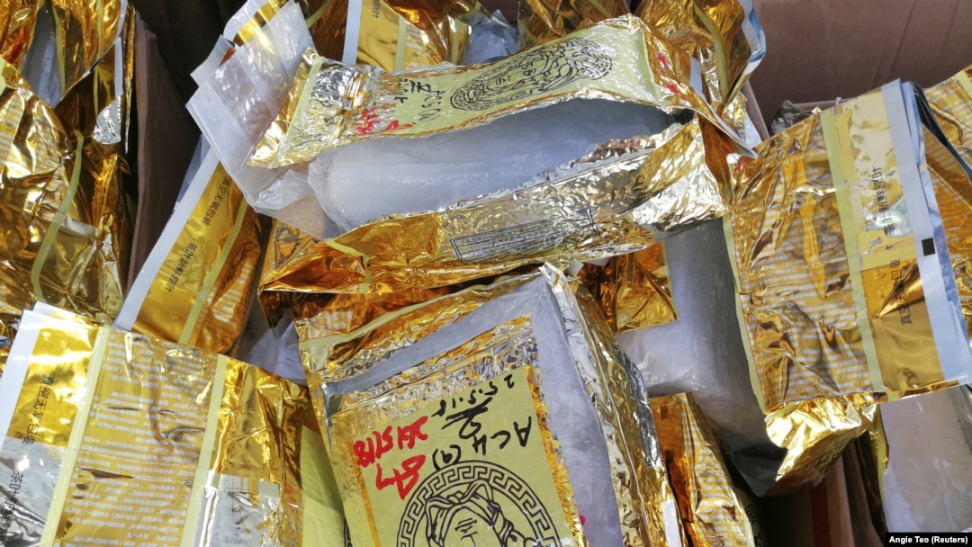 Bea Cukai Malaysia memajang 1187 kg Metamfetamin senilai 71 juta ringgit yang disita di Malaysia, 28 Mei 2018. (Foto: REUTERS/Angie Teo)