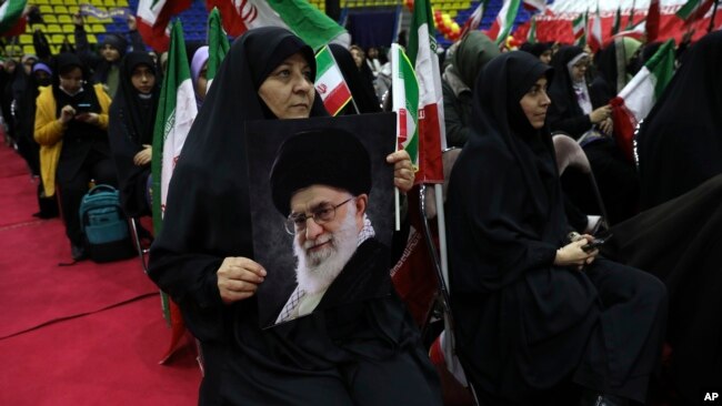 İranlılar 1 Mart Cuma günü parlamento seçimlerinin yanısıra, 84 yaşındaki Hamaney'den sonra ülkenin bir sonraki dini liderini atayacak olan 88 sandalyeli Uzmanlar Meclisi'nin sekiz yıl görev yapacak üyeleri için de sandık başına gidecek.