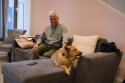 After three decades in Hong Kong, it has been hard for journalist Steve Vines to adapt to life in Britain. But his dogs prefer British parks to their old home in Sai Kung district. (Kris Cheng/VOA)