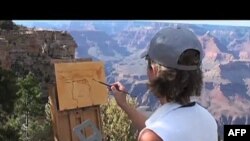 Umetnica Linda Glover Guč slilka na južnom rubu Grand kanjona