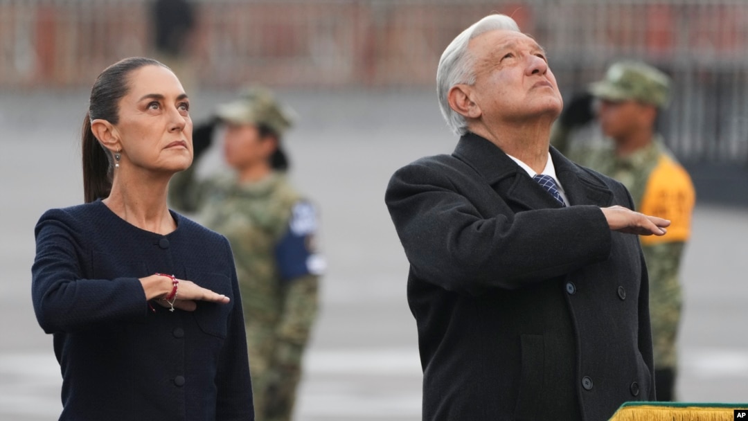 ARCHIVO - La futura presidenta de México Claudia Sheinbaum y el mandatario saliente, Andrés Manuel López Obrador, asisten a un evento en homenaje a las víctimas de los terremotos de 1985 y 2017, en el Zócalo, en Ciudad de México, el 19 de septiembre de 2024.