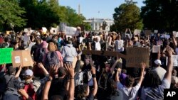 1일 미국 워싱턴 백악관 주변에서 조지 플로이드의 죽음에 항의하는 시위가 벌어졌다.