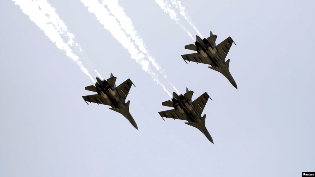 2020年5月3日印度空军苏霍伊战斗机在甘地讷格尔表演(photo:VOA)