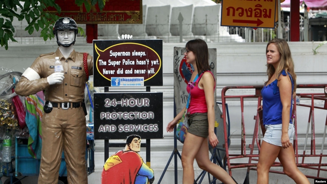 Wisatawan di daerah turis Khao San di Bangkok, Thailand. (Foto: Reuters/Sukree Sukplang)