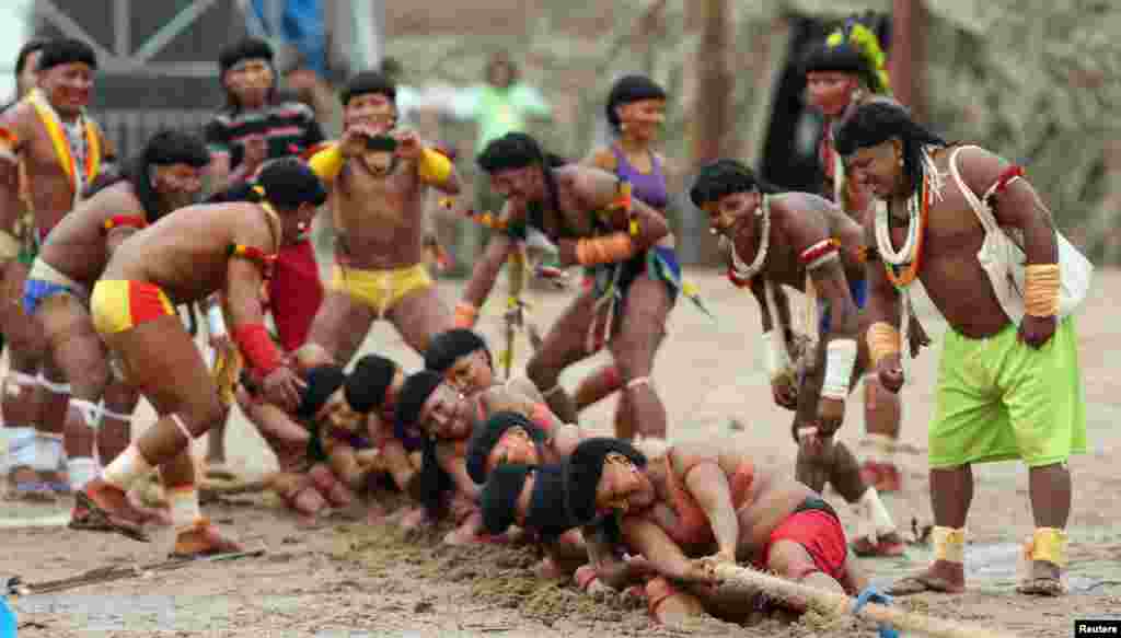 Para anggota suku pribumi Enawene-Awe ikut serta dalam lomba tarik tambang, selama kompetisi antar suku pribumi Brazil di kota Cuiaba.