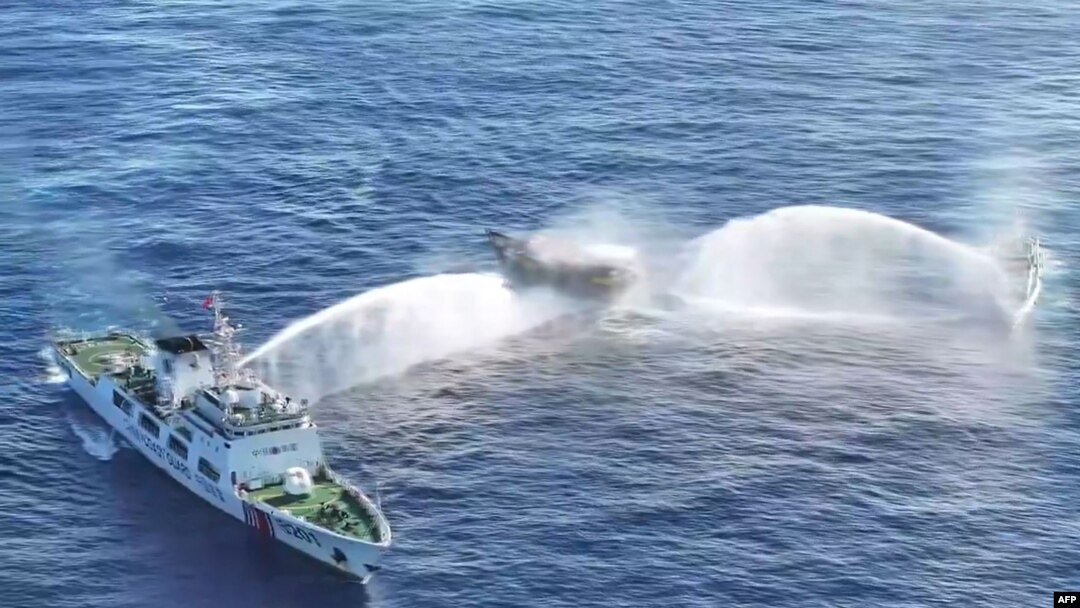 Hình chụp từ video do Cảnh sát Biển Philippines công bố hôm 5/3 cho thấy 2 tàu tuần duyên Trung Quốc phun vòi rồng vào tàu dân sự Unaizah do Quân đội Philippines thuê để làm nhiệm vụ tiếp tế gần Bãi Cỏ Mây trên Biển Đông.