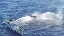 Hình chụp từ video do Cảnh sát Biển Philippines công bố hôm 5/3 cho thấy 2 tàu tuần duyên Trung Quốc phun vòi rồng vào tàu dân sự Unaizah do Quân đội Philippines thuê để làm nhiệm vụ tiếp tế gần Bãi Cỏ Mây trên Biển Đông.