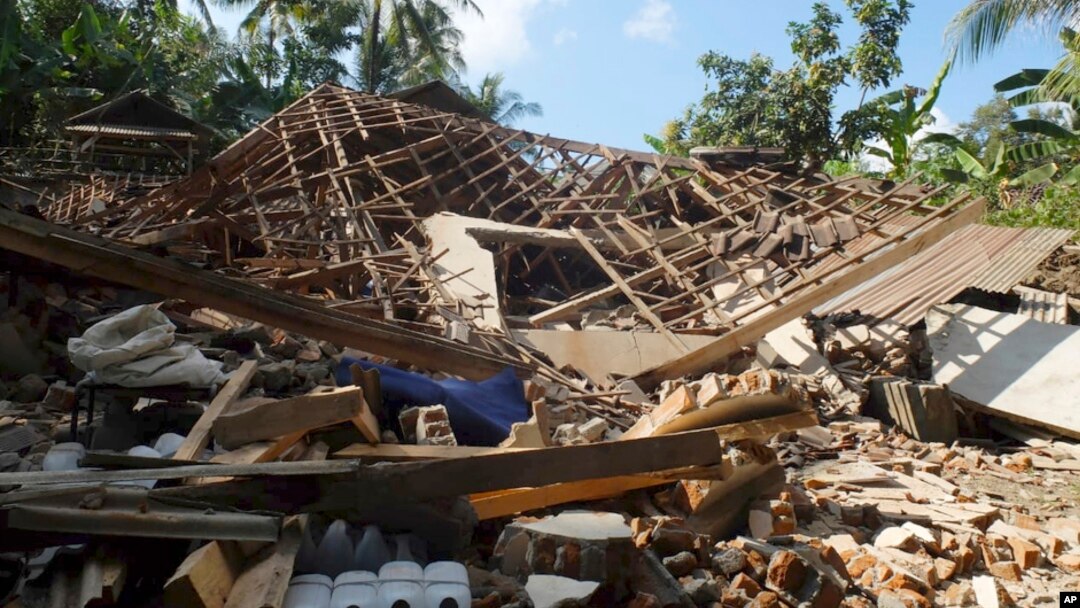 Rumah-rumah di Lombok Utara terlihat ambruk, 6 Agustus 2018. Gempa berkekuatan tujuh skala Ritcher mengguncang kawasan Nusa Tenggara Barat, hari Minggu (5/6).