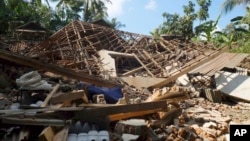 Rumah-rumah di Lombok Utara terlihat ambruk, 6 Agustus 2018. Gempa berkekuatan tujuh skala Ritcher mengguncang kawasan Nusa Tenggara Barat, hari Minggu (5/6).